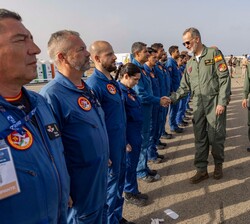 Su Majestad el Rey saluda a pilotos de E.27 Pilatus
